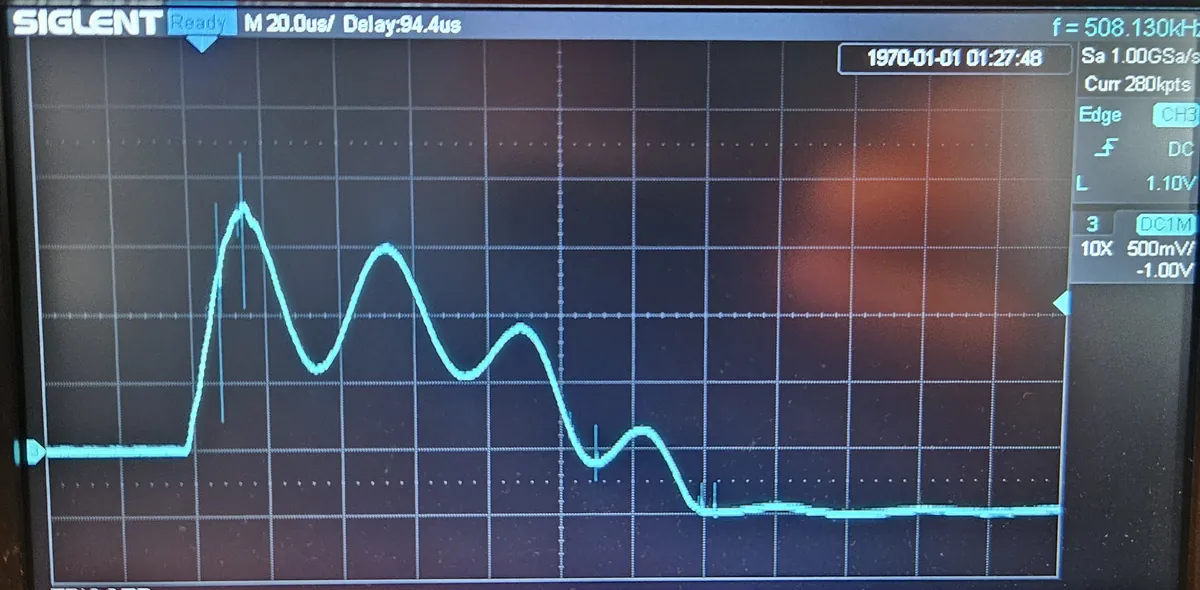 Impulsion d’un poste de clôture affichée sur un oscilloscope